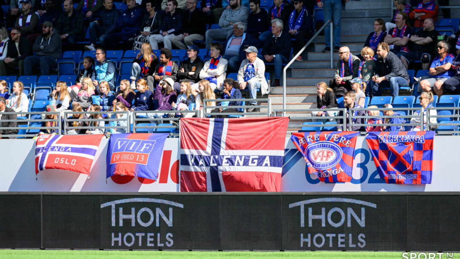 Publikum på kamp på Intility Arena i Oslo søndag 8. mai 2022. Foto: Morten Mitchell Larød / SPORTFOTO