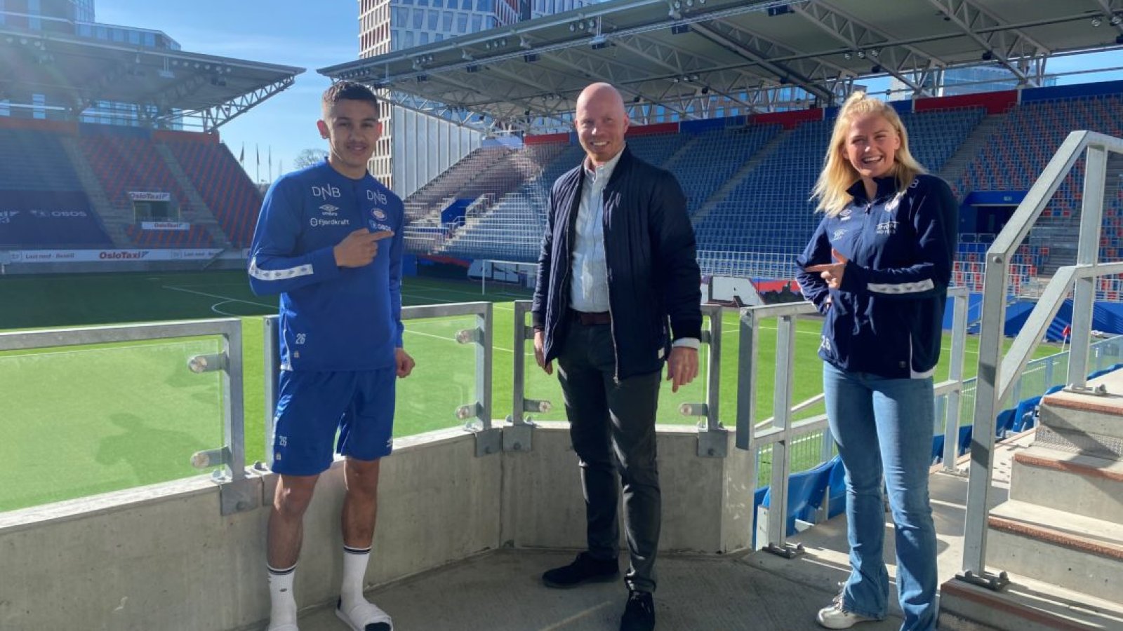 Stian Bergerud i Thon flankert av Osame Sahraoui og Rikke Madsen