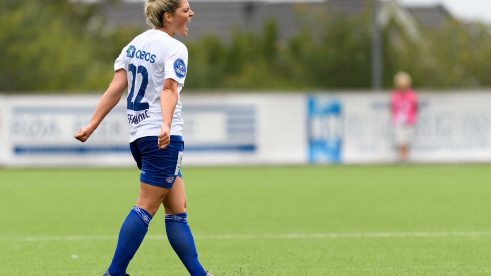 "Decki" jubler etter å ha scoret sitt første Vålerenga-mål borte mot Røa. Foto: Morten Mitchell Larød / Sportfoto