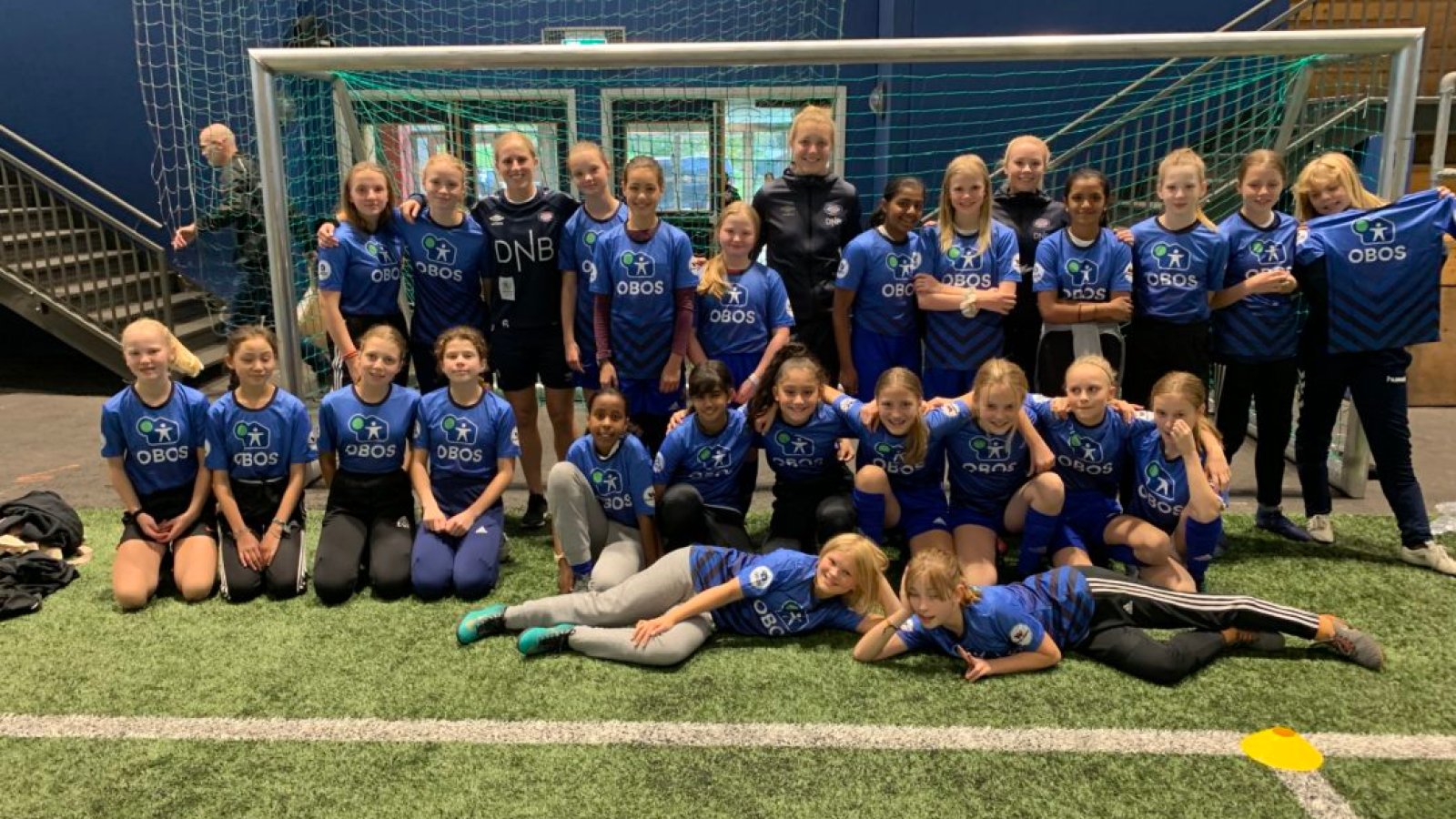 Natasha Dowie, Tina Dalgård og Maruschka Waldus besøke Lille Tøyen sin trening i Vallhall. Foto: Vålerenga Fotball