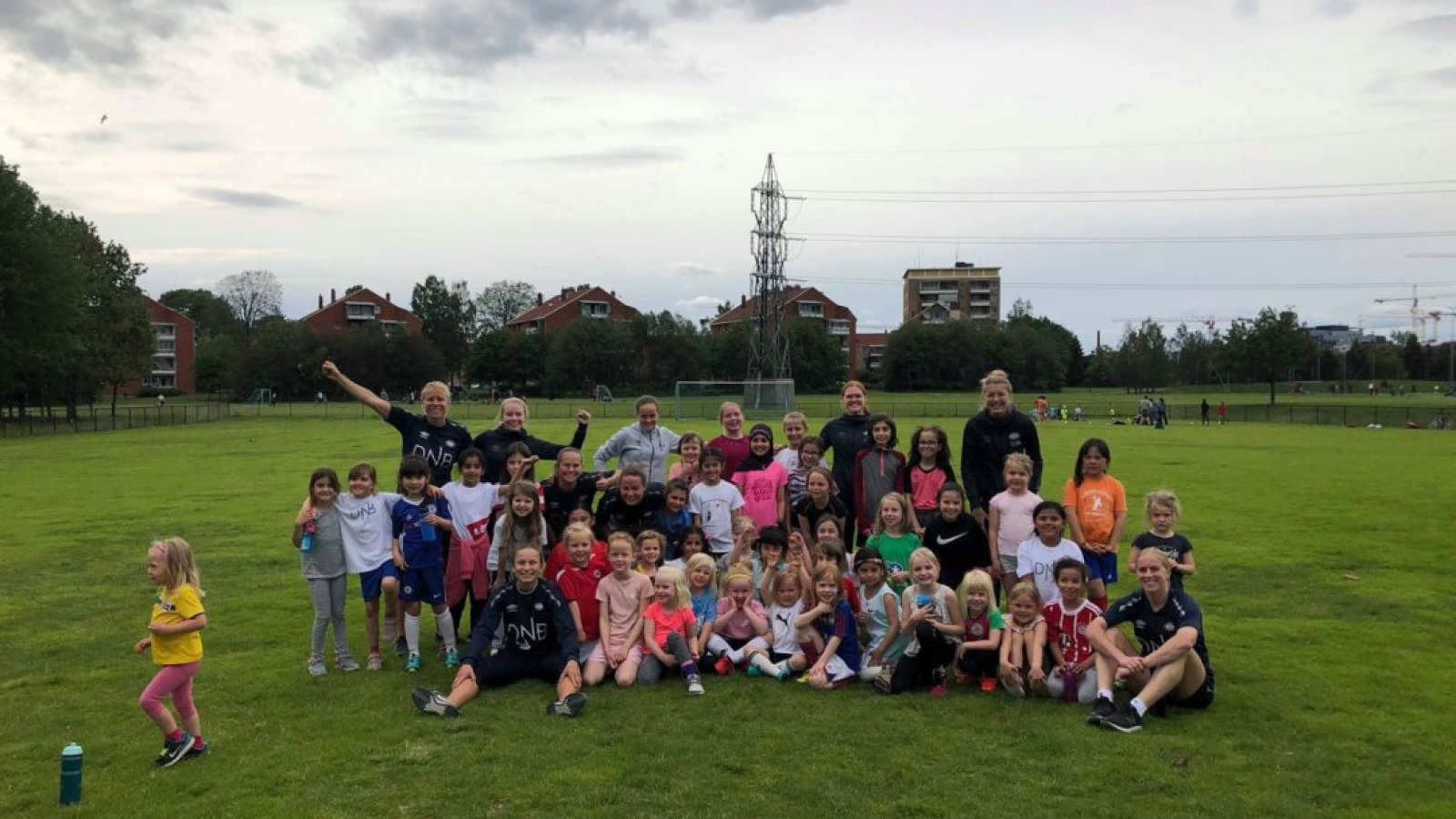 Blide jenter på den siste dagen av jentefotballskolen. Foto: Celin Ildhusøy