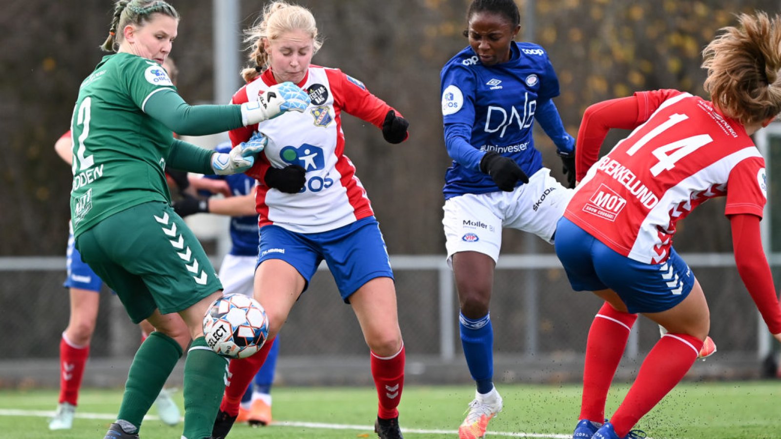 Ajara Njoya og Vålerenga kom til kort mot Lyn. Foto: Morten Mitchell Larød / SPORTFOTO